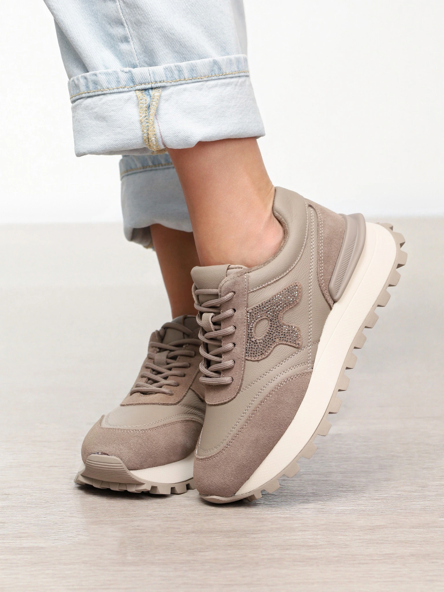 Кроссовки комбинированные серого цвета на рельефной подошве